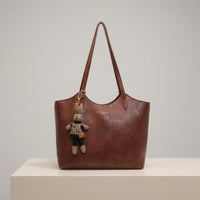 Mia | Damen Veganleder Tote Bag Schultertasche mit Plüsch-Anhänger – Braun