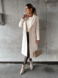 Annika | Damen Zweireihiger Langer Wintermantel mit Goldknöpfen – Beige