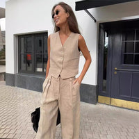 Damen zweiteiliges Set mit ärmellosem Oberteil V-Ausschnitt Knopfleiste und weiter Hose – Khaki