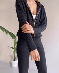 Damen Zweiteiliges Strickset mit Kapuzenjacke Reißverschluss Zopfmuster und Hose mit Bündchen – Schwarz