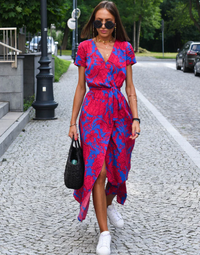 Meike Sommerkleid | Legeres, blumig bedrucktes Faltenkleid – Rot Blau