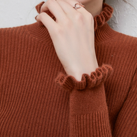 | Rollkragen-Strickpullover mit zarten Rüschendetails – Auburn