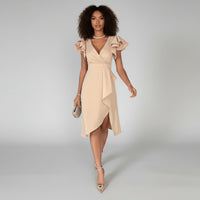 Clara | Elegantes Mother-of-the-Bride-Kleid mit Rüschenärmeln Wickelschnitt – Champagner-Beige