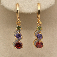 Elegante Ohrringe mit goldenem Zirkonia – Mehrfarbig