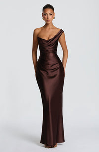 Leni | Damen Figurbetontes One-Shoulder Satin Abendkleid – Braun