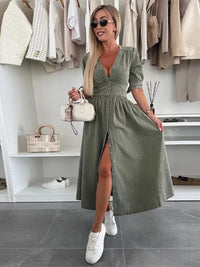 Clarina | Kleid mit tiefem V-Ausschnitt und Schlitz – Grün