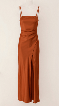 July Spaghetti-Träger-Kleid mit Oberschenkelschlitz – Latte