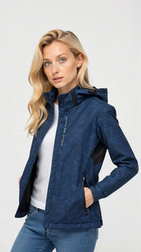 YRENNA – DIE BEDRUCKTE OUTDOOR-JACKE MIT KAPUZE FÜR AKTIVE TAGE MIT STIL – Dunkelblau