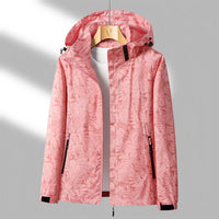 YRENNA – DIE BEDRUCKTE OUTDOOR-JACKE MIT KAPUZE FÜR AKTIVE TAGE MIT STIL – Rosa
