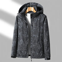 YRENNA – DIE BEDRUCKTE OUTDOOR-JACKE MIT KAPUZE FÜR AKTIVE TAGE MIT STIL – Schwarz