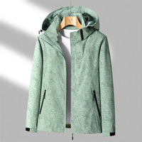 YRENNA – DIE BEDRUCKTE OUTDOOR-JACKE MIT KAPUZE FÜR AKTIVE TAGE MIT STIL – Grün