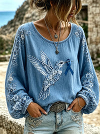 Damen-Longsleeve in Lila mit Blumen- und Kolibri-Print zur Sensibilisierung für die Alzheimer-Krankheit – Blau