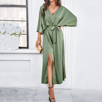 Maja | Damen Elegantes Satin Wickelkleid mit Seitenschlitz – Grün