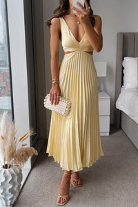 Evelyn | Plissiertes Damen-Maxikleid mit Cut-Out und V-Ausschnitt – Gelb